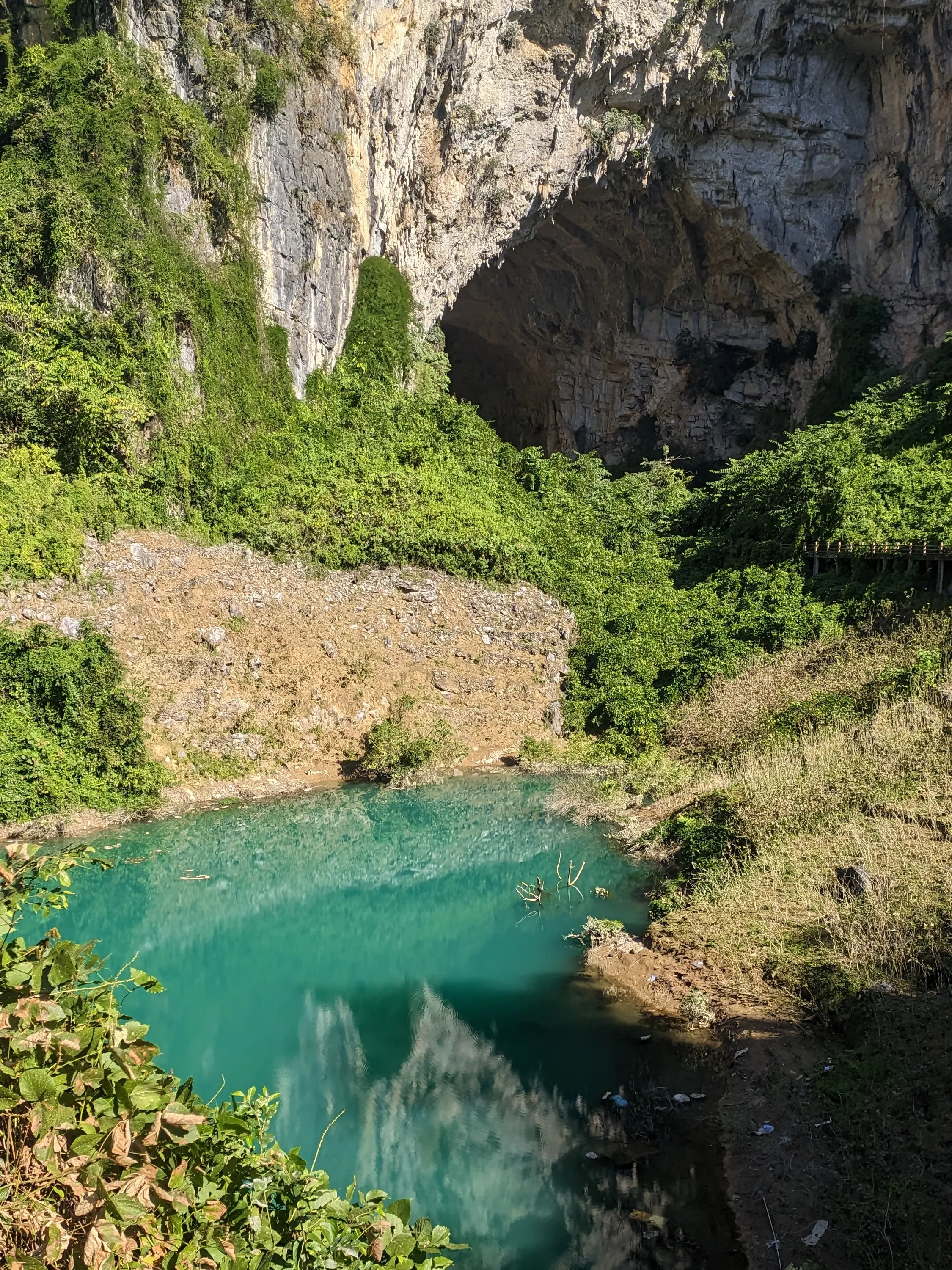 广西凌云浩坤湖地下河天窗及溶洞