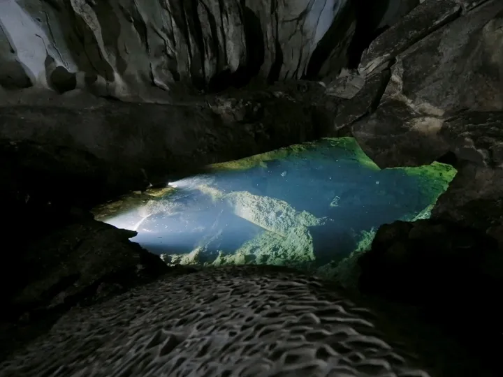 广西凌云浩坤湖弄林出水溶洞