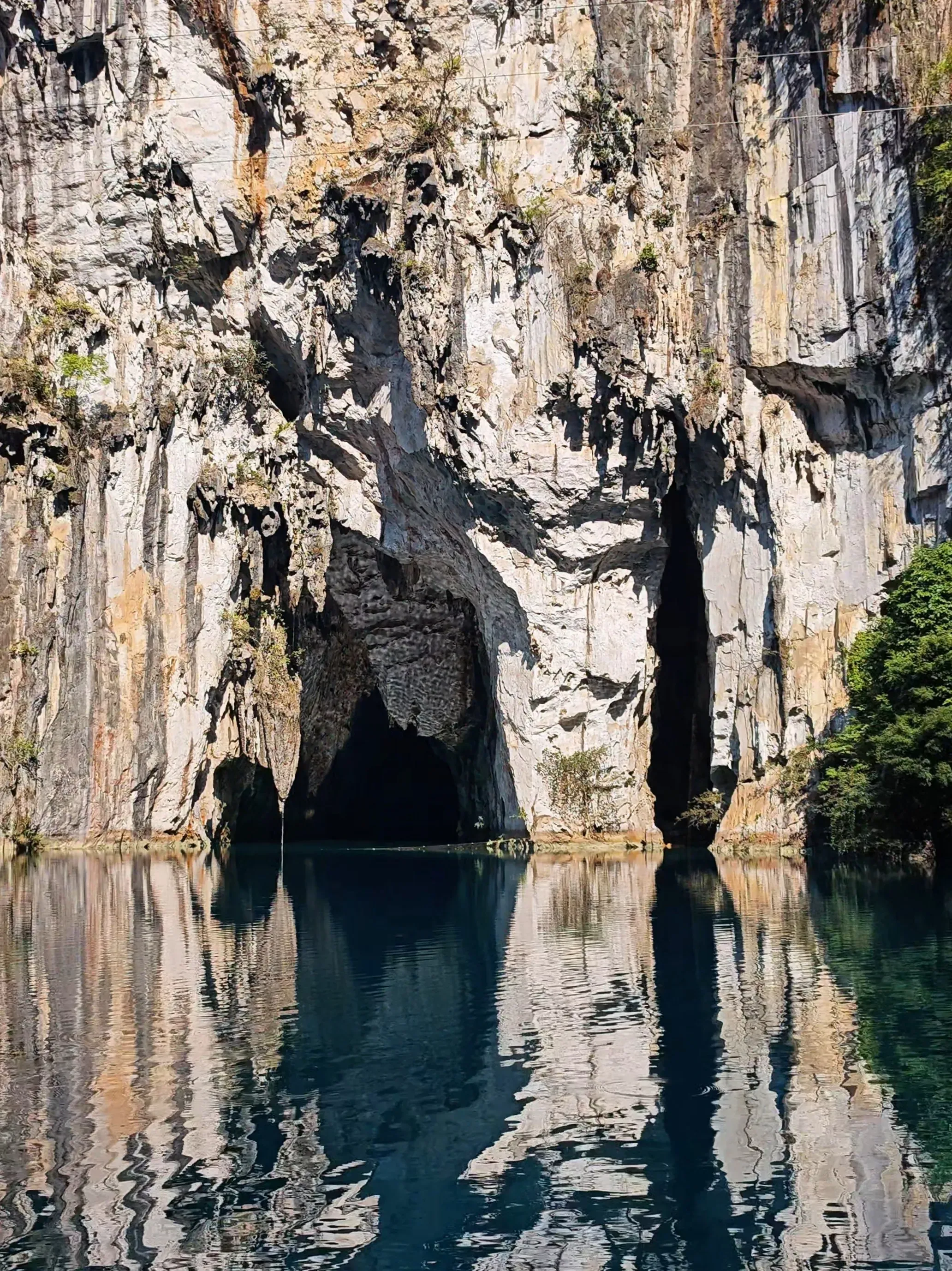 广西凌云浩坤湖弄林出水溶洞