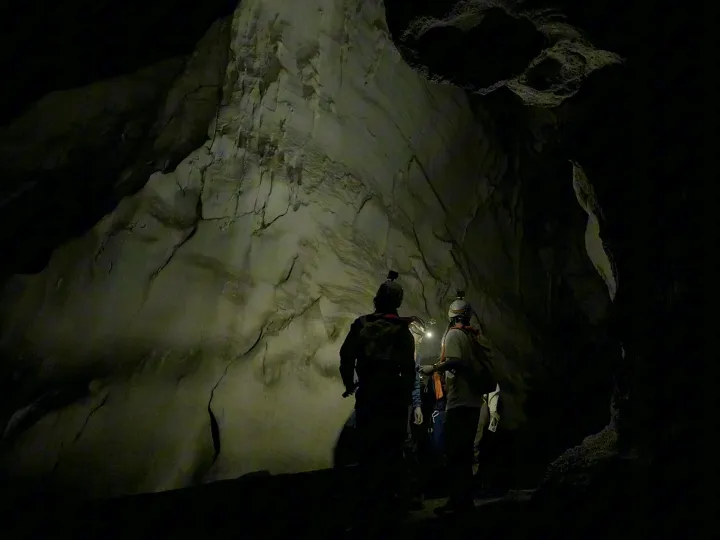 广西凌云浩坤湖弄林出水溶洞