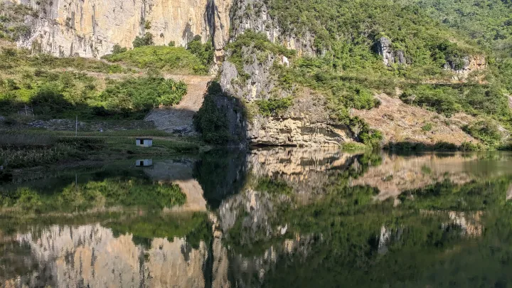 广西凌云浩坤湖弄盘出水溶洞