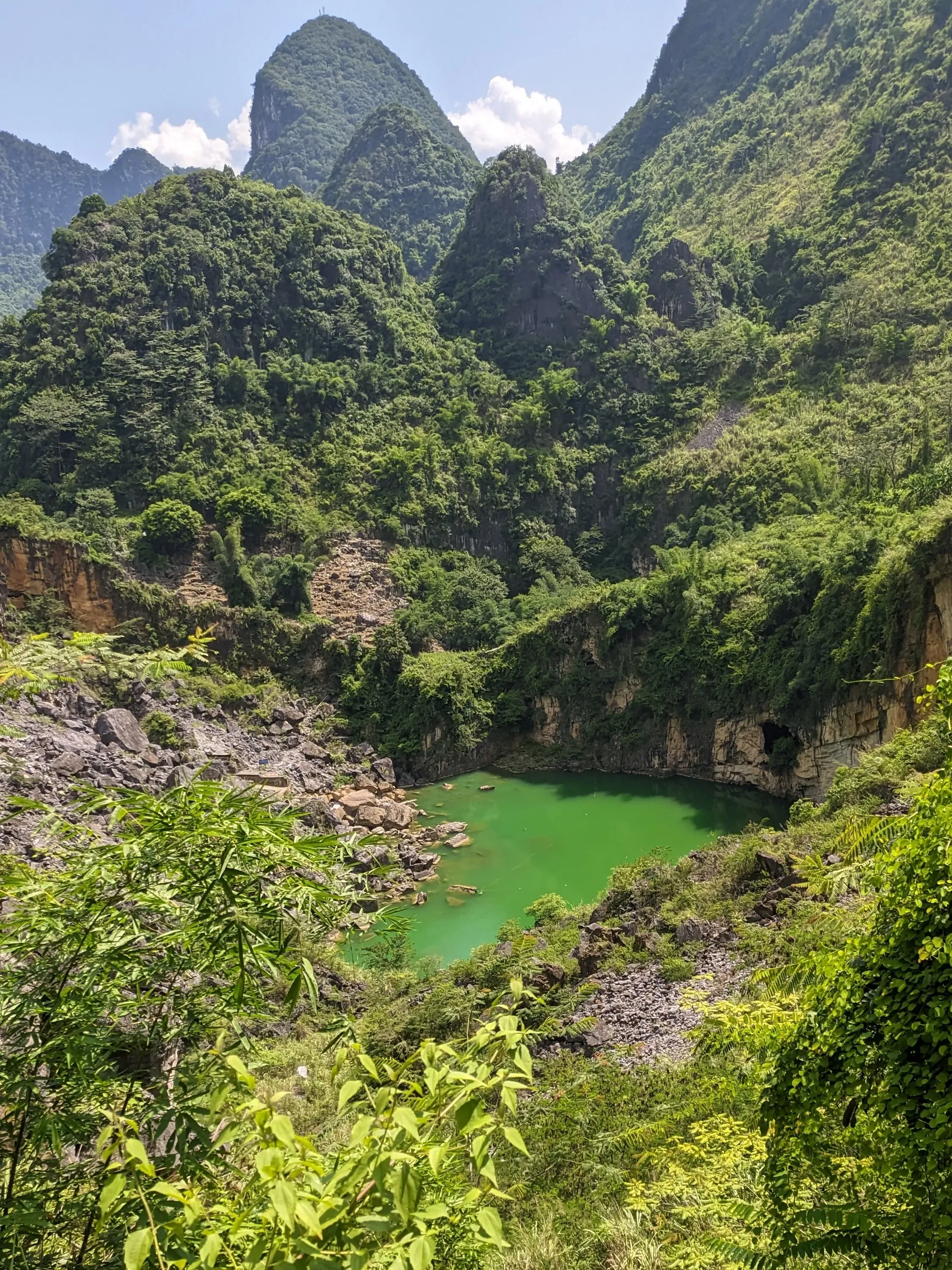 广西凌云浩坤湖弄林天窗