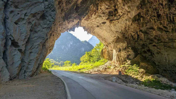 浩坤湖环湖公路景色 (48) -耐扛大洞